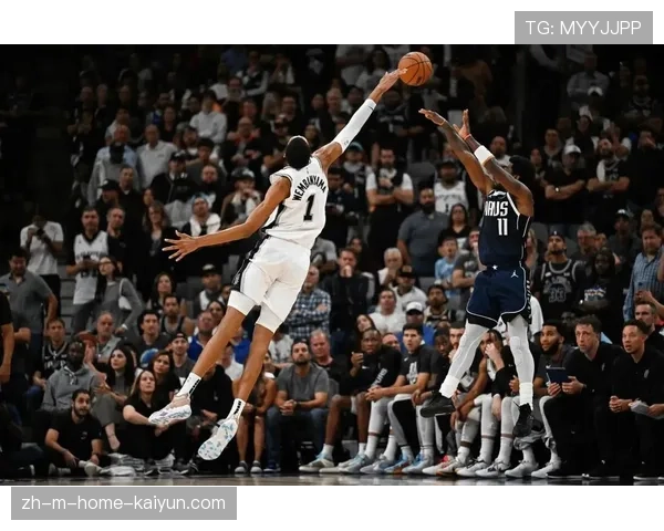 马刺无文班亚马模式：福克斯持球进攻与侧翼投射调整